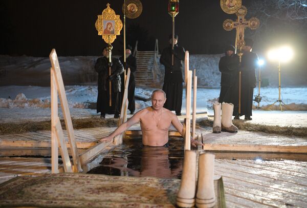 Presidente russo, Vladimir Putin, se banha em águas geladas na noite da Epifania do Senhor no mosteiro masculino perto do lago Seliger, na noite de 18 para 19 de janeiro de 2018 - Sputnik Brasil