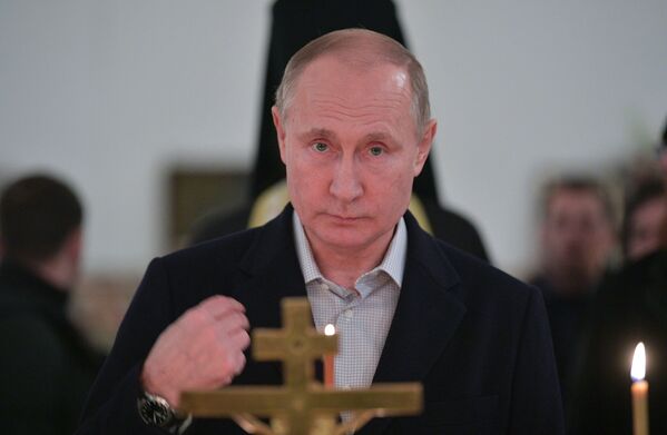 Presidente russo, Vladimir Putin, assiste à liturgia na noite da Epifania do Senhor no mosteiro masculino perto do lago Seliger, na noite de 18 para 19 de janeiro de 2018 - Sputnik Brasil