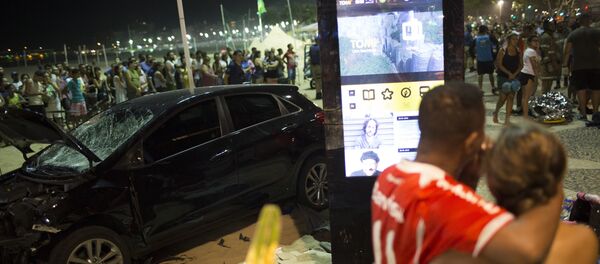 Multidão olhe para o local do acidente de 18 de janeiro de 2018, quando um motorista atropelou multidão na praia de Copacabana - Sputnik Brasil