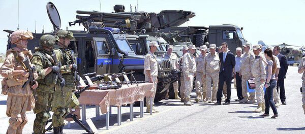 Presidente sírio, Bashar Assad, inspecionando a base aérea russa Hmeymim na província de Latakia, Síria Presidente sírio, Bashar Assad, inspecionando a base aérea russa Hmeymim na província de Latakia, Síria - Sputnik Brasil