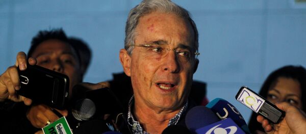 Colombian former president and Senator Alvaro Uribe talks to the media after a meeting with Colombia's President Santos at military air base in Rionegro, Colombia - Sputnik Brasil