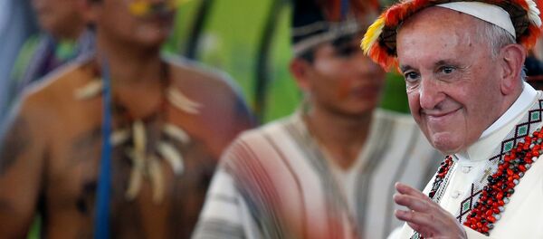 Papa Francisco em reunião com povos indígenas em Puerto Maldonado, Peru. - Sputnik Brasil
