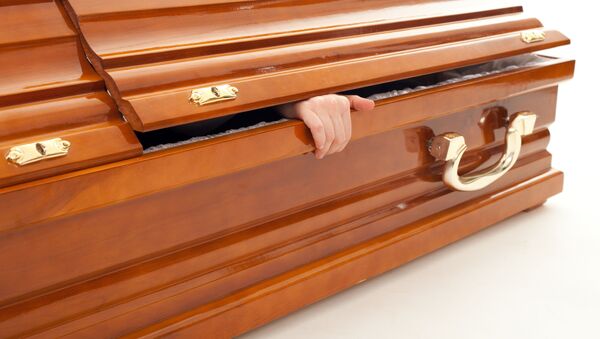 Mão de uma pessoa dentro do caixão (foto referencial) - Sputnik Brasil
