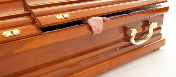 Mão de uma pessoa dentro do caixão (foto referencial) - Sputnik Brasil