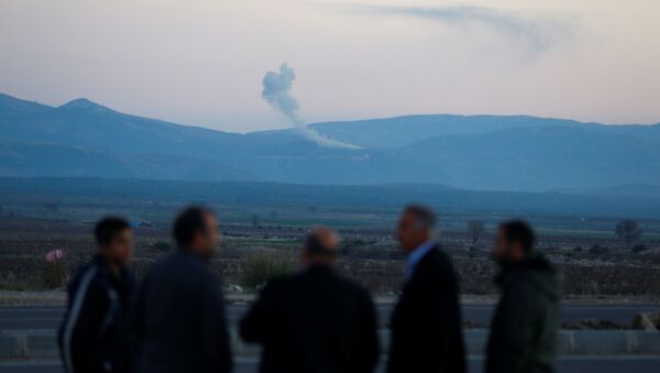 Smoke rises from the Syria's Afrin region, as it is pictured from near the Turkish town of Hassa, on the Turkish-Syrian border in Hatay province, Turkey January 20, 2018 - Sputnik Brasil