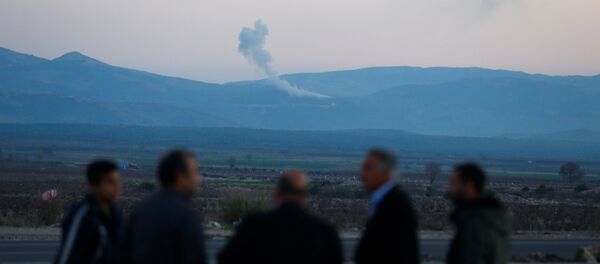Smoke rises from the Syria's Afrin region, as it is pictured from near the Turkish town of Hassa, on the Turkish-Syrian border in Hatay province, Turkey January 20, 2018 - Sputnik Brasil