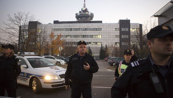 Polícia croata faz segurança do lado de fora do prédio da TV Estatal enquanto o partido político Zivi Zid realiza um protesto na capital Zagreb, em 6 de novembro de 2015. - Sputnik Brasil