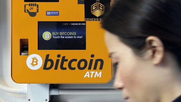 Mulher passa em frente a um caixa eletrônico de Bitcoins em Hong Kong, em 20 de dezembro de 2017. - Sputnik Brasil