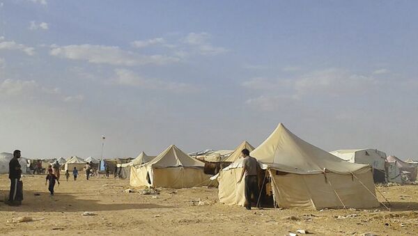 Syrians walk through the Ruqban refugee camp in Jordan's northeast border with Syria (File) - Sputnik Brasil