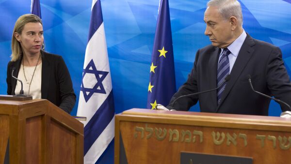 EU Foreign Affairs and Security Policy Federica Mogherini, left, speaks during a joint news conference with Israeli Prime Minister Benjamin Netanyahu. - Sputnik Brasil