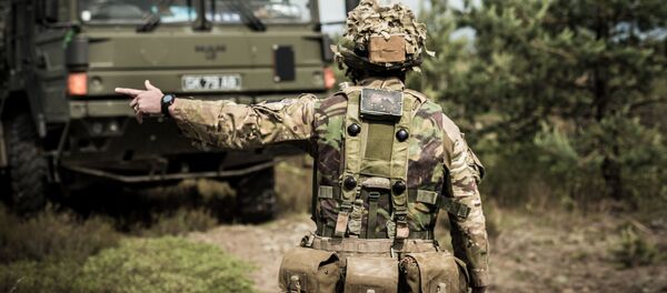 Soldado britânico durante as manobras Saber Strike na Lituânia - Sputnik Brasil
