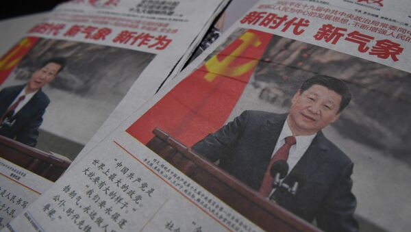 Jornais com fotos do presidente chinês, Xi Jinping, de 26 de outubro de 2017, um dia depois de ter sido criado novo Comitê Permanente do Politburo, que é o órgão superior de tomada de decisões - Sputnik Brasil