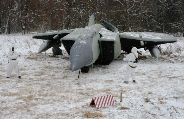 Soldados russos preparam camuflagem de tropas (avião de ar) Soldados russos preparam camuflagem de tropas (avião de ar) - Sputnik Brasil