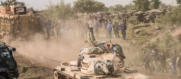 Soldados da oposição síria em frente a tropas turcas perto da fronteira síria na província de Hatay - Sputnik Brasil