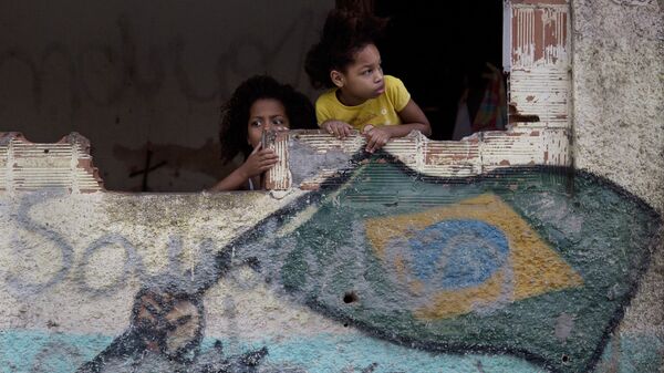 Garotas na favela de Manquinhos, no Rio de Janeiro, Brasil, assistem manifestação em prol da paz, exigindo o fim da violência entre traficantes e policiais.  - Sputnik Brasil