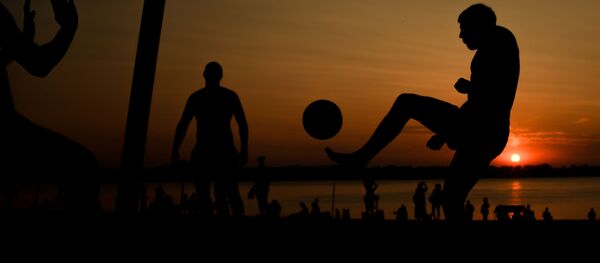 Homens jogam futebol em Samara, foto de arquivo Homens jogam futebol em Samara, foto de arquivo - Sputnik Brasil