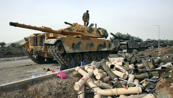 Turkish Army soldiers prepare their tanks next to empty shells at a staging area in the outskirts of the village of Sugedigi, Turkey, on the border with Syria, Monday, Jan. 22, 2018 - Sputnik Brasil