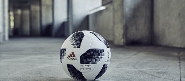 Telstar 18, a bola que será utilizada na Copa do Mundo da Rússia, em 2018. - Sputnik Brasil