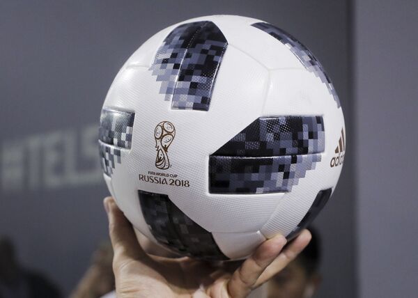 Telstar 18, bola que será utilizada na Copa do Mundo da Rússia. - Sputnik Brasil