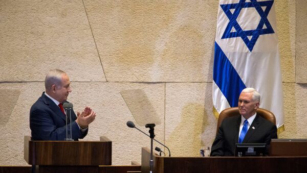 Primeiro-ministro de Israel, Benjamin Netanyahu, e o vice-presidente dos EUA, Mike Pence, no Parlamento de Israel. - Sputnik Brasil