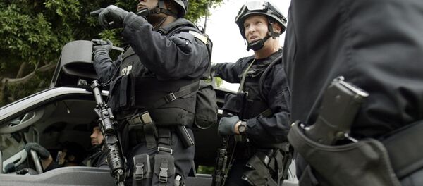 Agentes do FBI em direção ao consulado mexicano em Los Angeles - Sputnik Brasil