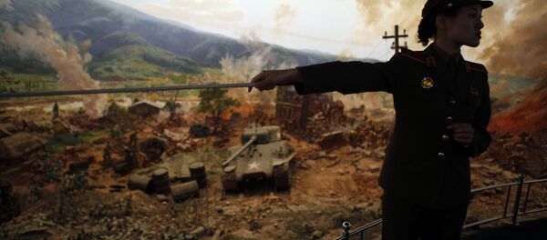 Guia mostra exibição que representa batalha da Guerra das Coreias no museu, em Pyongyang - Sputnik Brasil