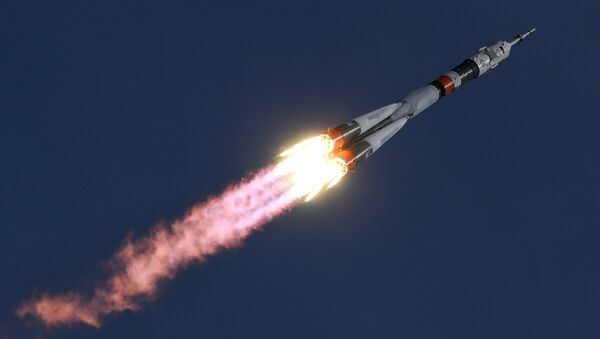Lançamento de foguete portador Soyuz-FG transportando a nave Soyuz MS-04 do cosmódromo de Baikonur - Sputnik Brasil