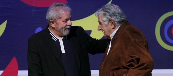José Mujica e Lula durante conferência de Ciencias Sociais em Midellin, novembro de 2015 - Sputnik Brasil
