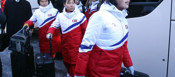 Time de hóquei no gelo feminino da Coreia do Norte chega chega na zona desmilitarizada para embarcar para o Sul. - Sputnik Brasil