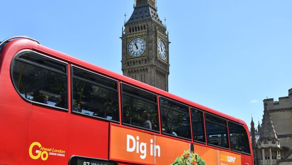 Ônibus em frente ao Palácio de Westminster em Londres - Sputnik Brasil
