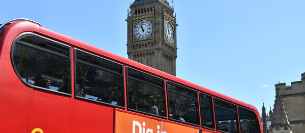 Ônibus em frente ao Palácio de Westminster em Londres - Sputnik Brasil