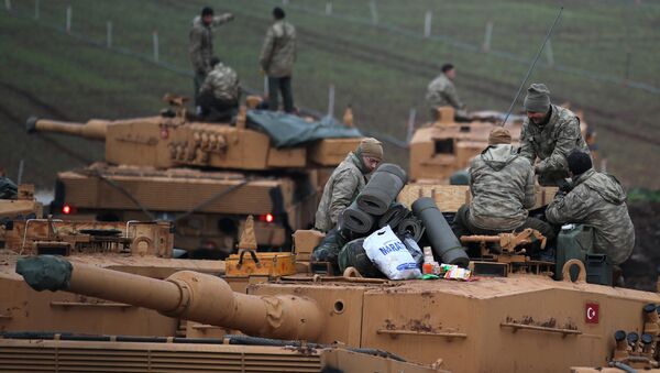 Soldados turcos no topo de seus tanques perto da fronteira turco-síria na província de Hatay - Sputnik Brasil