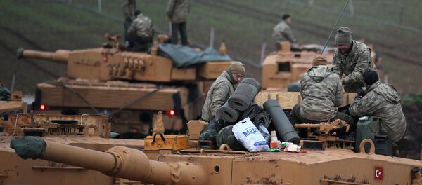 Soldados turcos no topo de seus tanques perto da fronteira turco-síria na província de Hatay - Sputnik Brasil