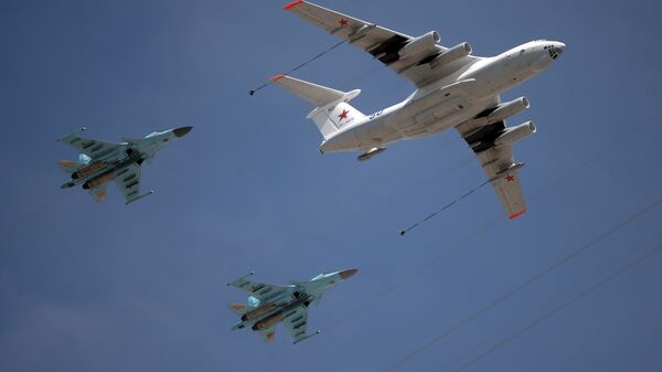 Avião de reabastecimento Il-78 e caças-interceptores MiG-31 durante repetição do desfile militar - Sputnik Brasil