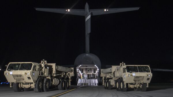 Camiões levando lançadores de mísseis dos EUA e outro equipamento para instalar o sistema de defesa antimíssil THAAD na base aérea de Pyeongtaek, Coreia do Sul - Sputnik Brasil