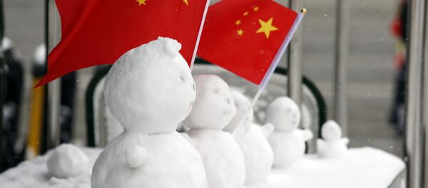 Bonecos de neve com a bandeira da China alinhados em uma área de segurança próxima à praça Tiananmen, em Pequim, na China. Domingo, 22 de novembro de 2015. - Sputnik Brasil