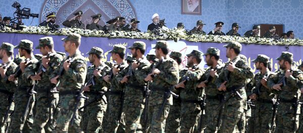 Iran's President Hassan Rouhani, top center, reviews army troops marching during the 37th anniversary of Iraq's 1980 invasion of Iran, in front of the shrine of the late revolutionary founder, Ayatollah Khomeini, just outside Tehran, Iran, Friday, Sept. 22, 2017 Iran's President Hassan Rouhani, top center, reviews army troops marching during the 37th anniversary of Iraq's 1980 invasion of Iran, in front of the shrine of the late revolutionary founder, Ayatollah Khomeini, just outside Tehran, Iran, Friday, Sept. 22, 2017 - Sputnik Brasil