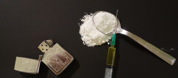 Heroína em uma colher, seringa e acendedor - Sputnik Brasil