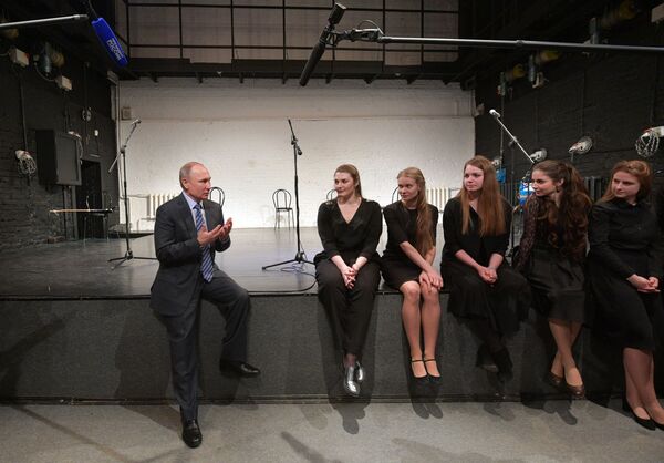 Presidente russo Vladimir Putin fala com jovens atrizes durante sua visita a um dos centros culturais de Moscou - Sputnik Brasil