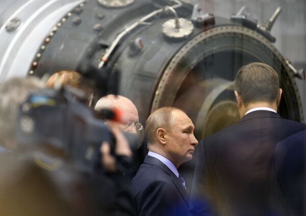 Vladimir Putin visita a Corporação Unida de Construção de Motores na cidade russa de Ufa - Sputnik Brasil