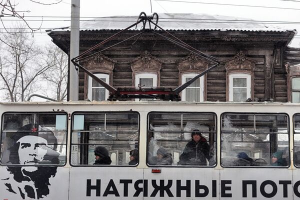 Edifício de madeira e publicidade em um bonde na cidade russa de Irkutsk - Sputnik Brasil