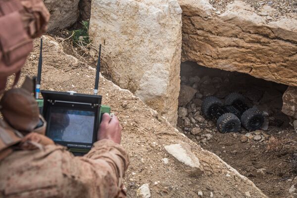 Sapador guiando robô Scarabei - Sputnik Brasil