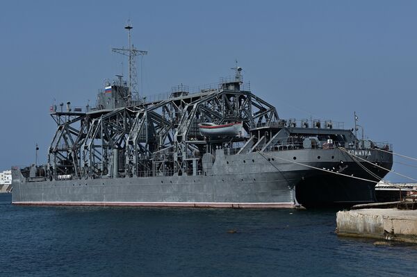 Navio de resgate Kommuna na baía de Sevastopol - Sputnik Brasil
