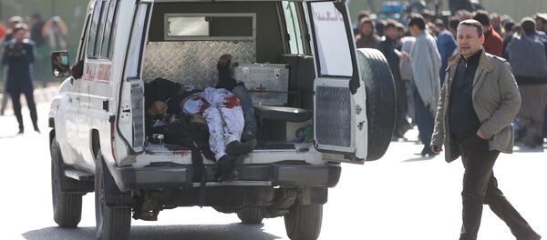 Victims are carried away in an ambulance after a blast in Kabul, Afghanistan January 27, 2018. - Sputnik Brasil