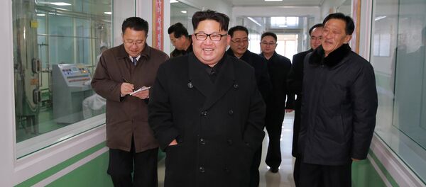 Líder norte-coreano Kim Jong-un, na Fábrica Farmacêutica em Pyongyang - Sputnik Brasil