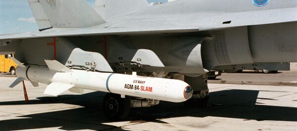 Míssil antinavio AGM-84 Harpoon no avião F/A-18C Hornet (imagem referencial) - Sputnik Brasil