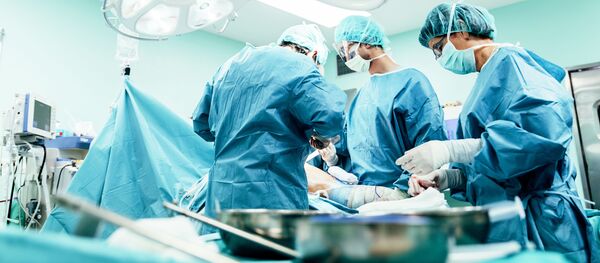 Cirurgiões durante operação (imagem referencial) - Sputnik Brasil