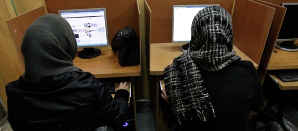 Mulheres iranianas utilizam computador em Teerã. - Sputnik Brasil