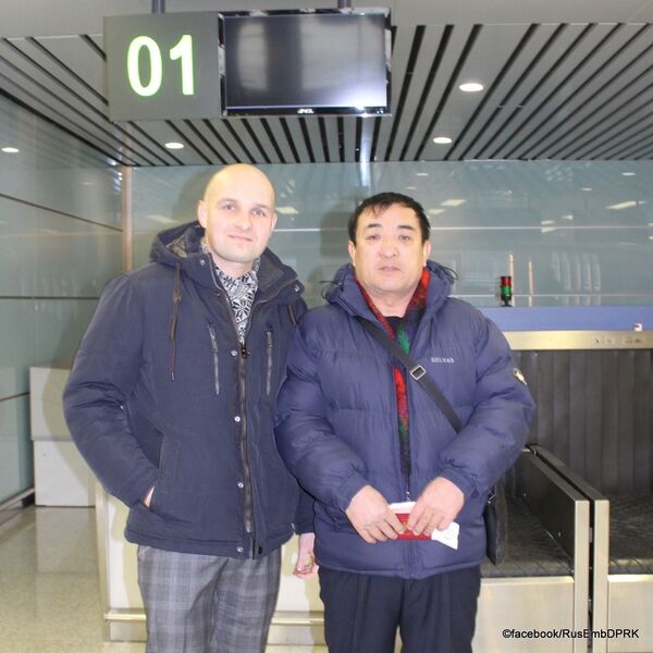 Vladimir Li (à direita), o único cidadão russo na Coreia do Norte, e o chefe da divisão consular russa na Coreia do Norte (à esquerda) - Sputnik Brasil