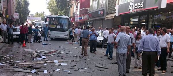 Explosão na sede do partido turco HDP em Adana, em 18 de maio de 2015. - Sputnik Brasil